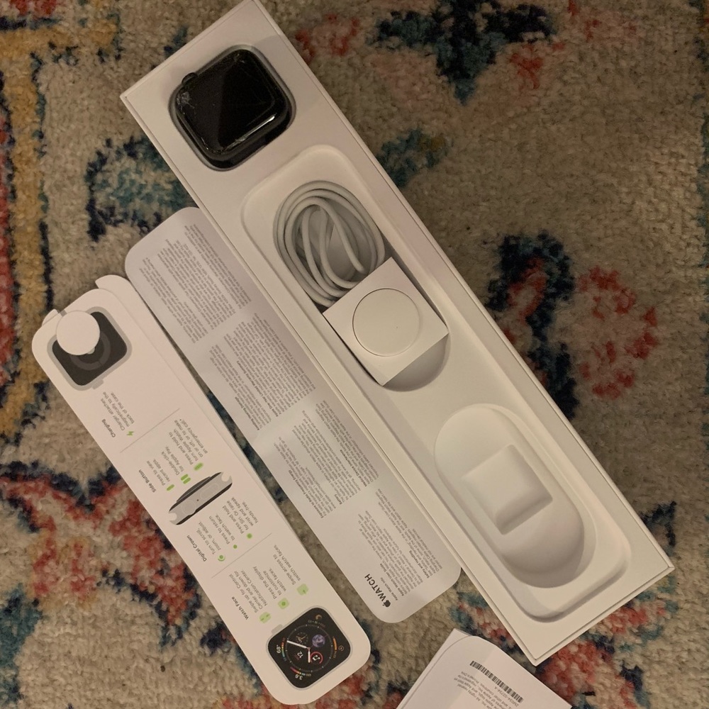 CRACKED SCREEN Apple Watch Series 4 (GPS, 40mm)